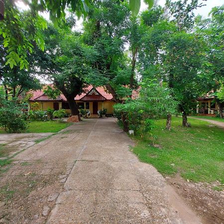 Anouxa Riverview Guesthouse Champasak Exteriör bild