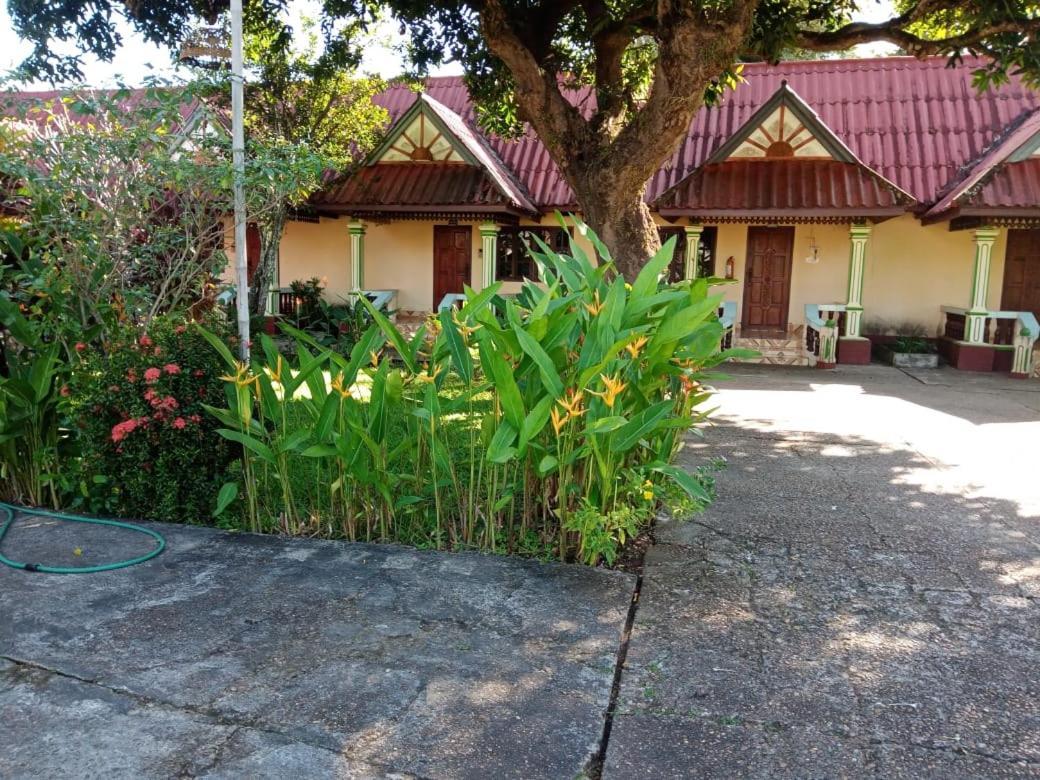 Anouxa Riverview Guesthouse Champasak Exteriör bild