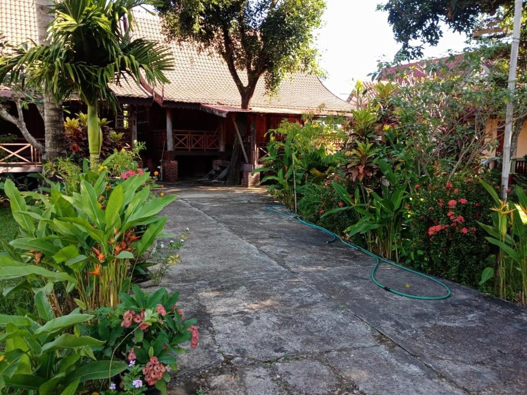 Anouxa Riverview Guesthouse Champasak Exteriör bild