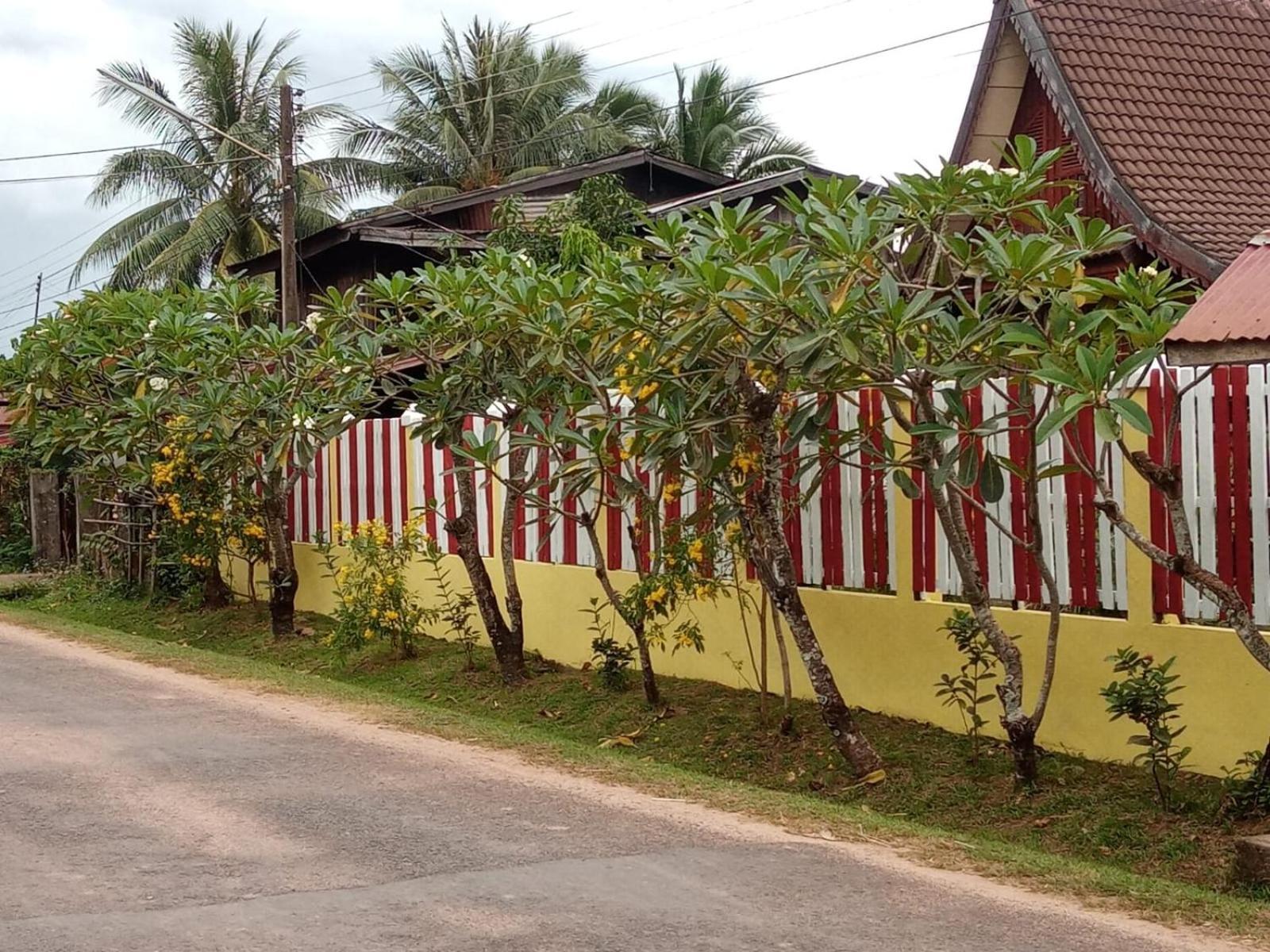 Anouxa Riverview Guesthouse Champasak Exteriör bild